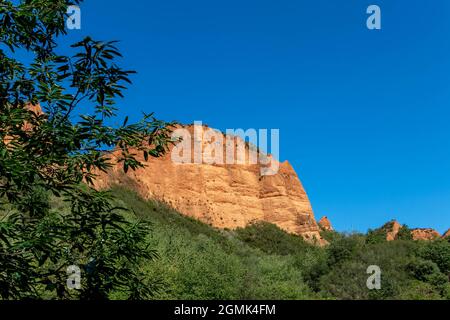 Des montagnes lumineuses au site historique d'extraction de l'or de Las Medulas près de la ville de Ponferrada dans la province de Leon, Castille et Leon, Espagne. Banque D'Images