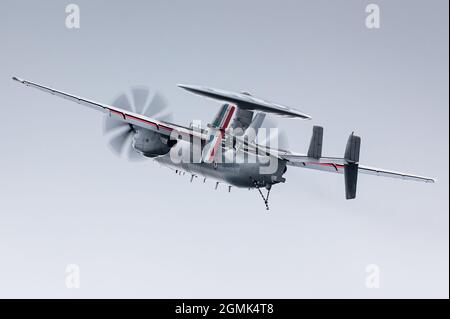 Un avion d'alerte rapide aéroporté tactique (AEW) Northrop Grumman E-2 Hawkeye de la Marine française. Banque D'Images