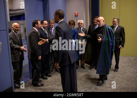 Le président afghan Hamid Karzaï présente les membres de la délégation afghane au président Barack Obama avant leur réunion bilatérale lors du Sommet de l'OTAN à Chicago, dans l'Illinois, le 20 mai 2012. (Photo officielle de la Maison Blanche par Pete Souza) cette photo officielle de la Maison Blanche est disponible uniquement pour publication par les organismes de presse et/ou pour impression personnelle par le(s) sujet(s) de la photo. La photographie ne peut être manipulée d'aucune manière et ne peut pas être utilisée dans des documents commerciaux ou politiques, des publicités, des e-mails, des produits, des promotions qui, de quelque manière que ce soit, suggèrent une approbation ou fr Banque D'Images