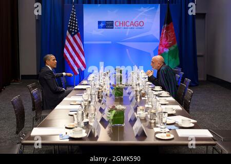 Le président Barack Obama s'entretient avec le président afghan Hamid Karzaï lors du sommet de l'OTAN à Chicago, dans l'Illinois, le 20 mai 2012. (Photo officielle de la Maison Blanche par Pete Souza) cette photo officielle de la Maison Blanche est disponible uniquement pour publication par les organismes de presse et/ou pour impression personnelle par le(s) sujet(s) de la photo. La photographie ne peut être manipulée d'aucune manière et ne peut pas être utilisée dans des documents commerciaux ou politiques, des publicités, des courriels, des produits, des promotions qui, de quelque manière que ce soit, suggèrent l'approbation ou l'approbation du Président, de la première famille ou de la Maison Blanche. Banque D'Images