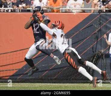 Chicago, États-Unis. 19 septembre 2021. Le grand receveur Allen Robinson (12) de Chicago Bears fait un premier quart de prise de contact au-dessus de Chidobe Awuzie (22), Corner back des Bengals de Cincinnati, à Soldier Field, à Chicago, le dimanche 19 septembre 2021. Photo par Mark Black/UPI crédit: UPI/Alay Live News Banque D'Images