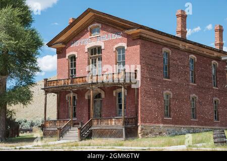 Vue de face et latérale partielle de l'hôtel Meade, dans la ville fantôme de Bannick, Montana, États-Unis Banque D'Images