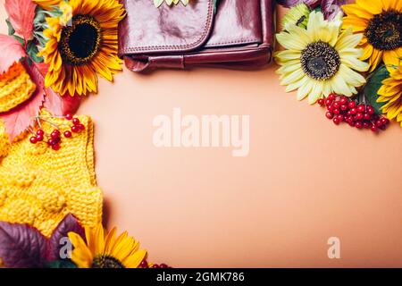 Automne automne féminine mode dans les couleurs orange jaune rouge avec des tournesols. Pull avec sac à main bordeaux. Vêtements et accessoires. Vente et shopping Banque D'Images