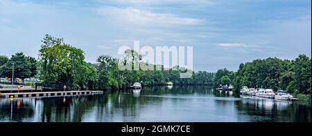 La rivière Shannon près de Roosky, Leitrim, en Irlande, avec des barges de canal amarrés sur la rive de la rivière. Banque D'Images