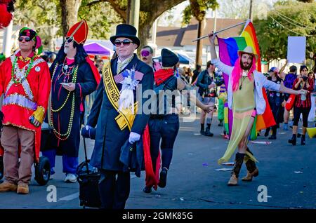 Les gens défilent dans le défilé Mardi gras de Joe Cain Day, 26 février 2017, à Mobile, Alabama. Banque D'Images