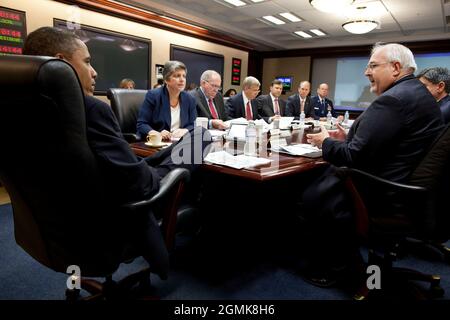 Le président Barack Obama participe à la réunion d'information annuelle sur la préparation aux ouragans dans la salle de situation de la Maison Blanche, le 30 mai 2012. Le président est assis dans le sens des aiguilles d'une montre : Janet Napolitano, secrétaire à la sécurité intérieure ; John Brennan, assistant du président pour la sécurité intérieure et la lutte contre le terrorisme ; Daniel Poneman, sous-secrétaire du département de l'énergie ; Eric Silagy, président de FP&L ; Brian Koon, directeur de la gestion des urgences de Floride ; Emmett Titshaw, général adjoint de la Floride ; Le chef d'état-major Jack Lew et Craig Fugate, administrateur de l'Agence fédérale de gestion des urgences. ( Banque D'Images