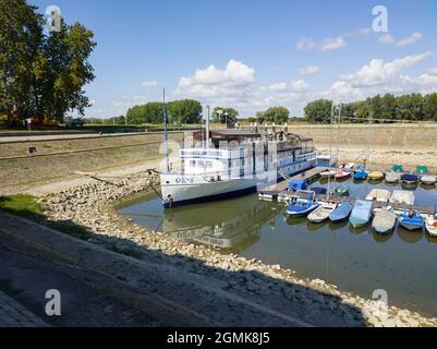 Osijek, Croatie-18 septembre 2021 : port fluvial de Drava plein de petits bateaux fluviaux à côté du remblai Banque D'Images