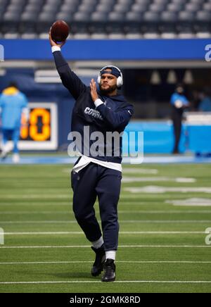 Inglewood, Californie, États-Unis. 19 septembre 2021. Le quarterback des Dallas Cowboys Dak Prescott (4) se réchauffe avant le match de football de la NFL entre les Los Angeles Chargers et les Dallas Cowboys au stade SOFI d'Inglewood, en Californie. Crédit photo obligatoire : Charles Baus/CSM/Alay Live News Banque D'Images