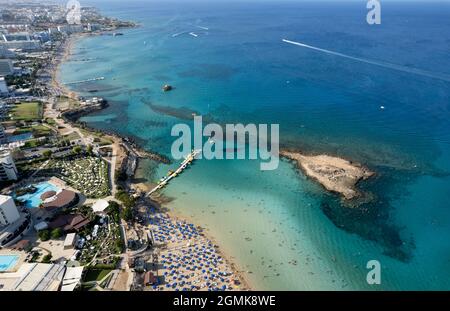 Photographie aérienne de drone de la plage de la baie de figuiers. Vacances d'été chypre. Banque D'Images