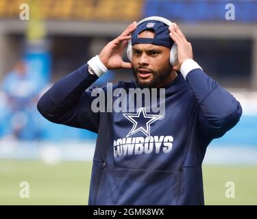 Inglewood, Californie, États-Unis. 19 septembre 2021. Le quarterback des Dallas Cowboys Dak Prescott (4) se réchauffe avant le match de football de la NFL entre les Los Angeles Chargers et les Dallas Cowboys au stade SOFI d'Inglewood, en Californie. Crédit photo obligatoire : Charles Baus/CSM/Alay Live News Banque D'Images