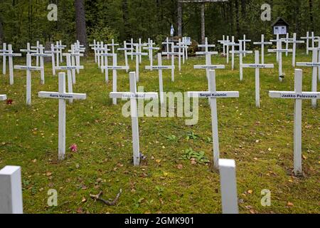 RUSSIE, CARÉLIE - 18 septembre 2021 : ancien cimetière militaire finlandais près de la chirque à Lumivaara. Banque D'Images