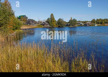 Carélie, Russie - 18 octobre 2021, village de Carélie, sur le lac Ladoga, le matin ensoleillé. Maisons de campagne et hangars à bateaux Banque D'Images