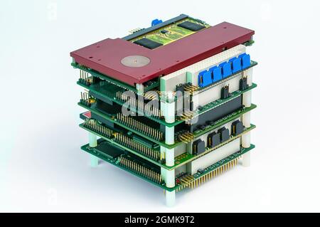 pile pc104 de cartes informatiques robustes intégrées sur fond blanc Banque D'Images
