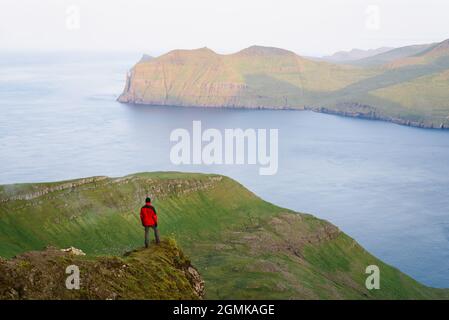 Touriste appréciant la vue sur l'île de Vagar depuis le Mont Sornfelli sur l'île de Streymoy dans les îles Féroé Banque D'Images