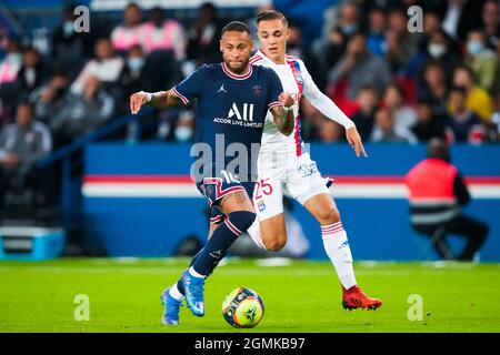 PARIJS, FRANCE - SEPTEMBRE 19: Maxence Caqueret de l'Olympique Lyon et Neymar de Paris Saint-Germain lors du match de la Ligue 1 entre Paris Saint-Germain et Olympique Lyon au Parc des Princes le 19 septembre 2021 à Parijs, France (photo de Geert van Erven/Orange Pictures) crédit: Orange pics BV/Alay Live News Banque D'Images