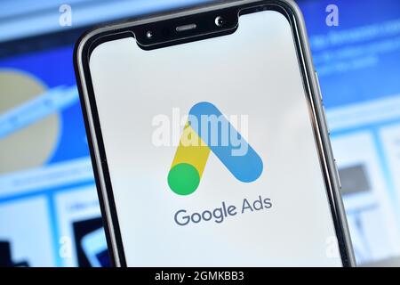 Logo Google ADS sur smartphone, Google AdWords est Online Marketing ou la plate-forme de publicité fournie par Google Banque D'Images