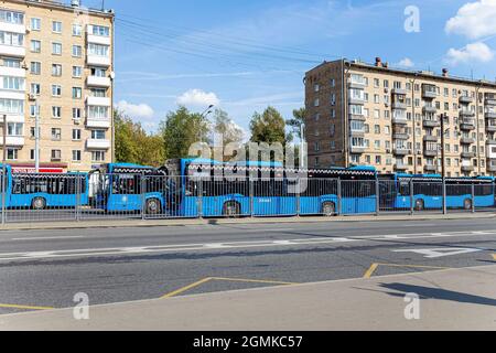 Les bus de Moscou sont garés dans le parking. Moscou, Russie Banque D'Images