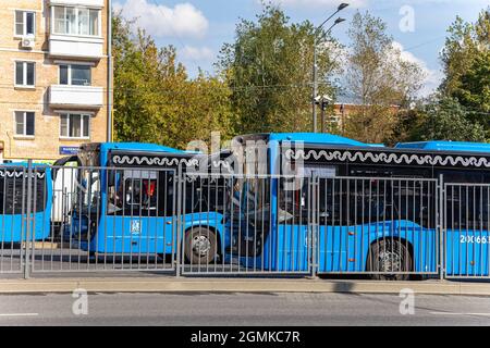 Les bus de Moscou sont garés dans le parking. Moscou, Russie Banque D'Images