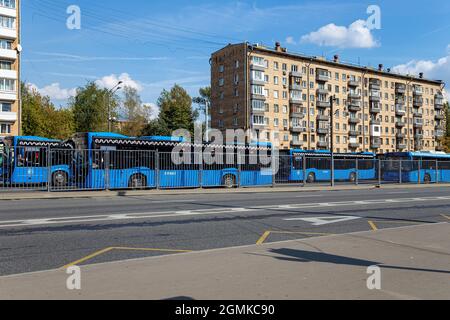 Les bus de Moscou sont garés dans le parking. Moscou, Russie Banque D'Images