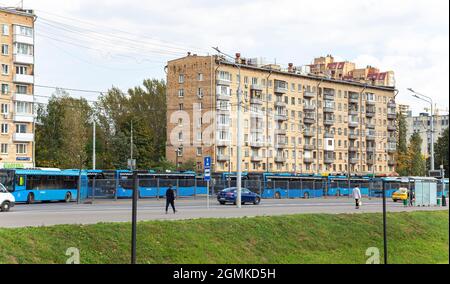 Les bus de Moscou sont garés dans le parking. Moscou, Russie Banque D'Images