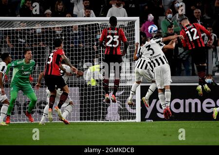 Turin, Italie. 19 septembre 2021. Ante Rebic de l'AC Milan (r) marque le but de 1-1 lors de la série Un match de football 2021/2022 entre Juventus FC et AC Milan au stade Allianz de Turin (Italie), le 19 septembre 2021. Photo Andrea Staccioli/Insidefoto crédit: Insidefoto srl/Alamy Live News Banque D'Images