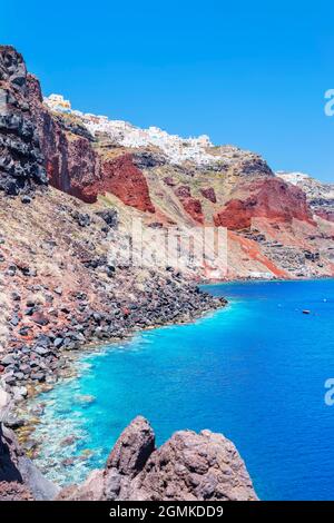 Village d'Oia perché sur le bord de la caldeira de Santorini, Oia, Santorini, Cyclades, Grèce Banque D'Images