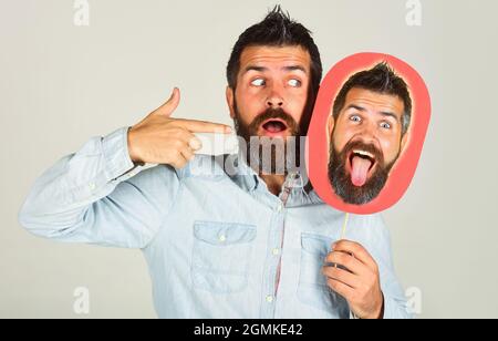 Homme surpris avec plaque signalétique avec visage. Coiffeur mode et beauté. Sentiment et émotions. Expression de face. Banque D'Images