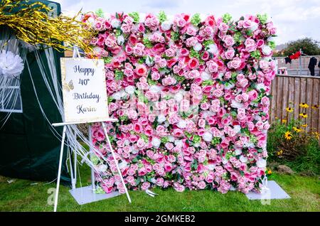 Un mur de fleurs comme arrière-plan pour les photos lors d'une fête de 40e anniversaire. Banque D'Images