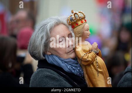 Varsovie, Pologne, Pologne. 19 septembre 2021. Une femme embrasse une statuette de la sainte Marie pendant la marche pour la famille. Plusieurs centaines de personnes ont pris part à une marche pro-vie sous le slogan « être présent, guide, protéger », pour montrer le soutien à la compréhension traditionnelle du mariage et la sauvegarde de la vie de la conception entre autres. (Image de crédit : © Aleksander Kalka/ZUMA Press Wire) Banque D'Images