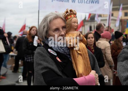 Varsovie, Pologne. 19 septembre 2021. Une femme embrasse une statuette de la sainte Marie pendant la marche pour la famille. Plusieurs centaines de personnes ont pris part à une marche pro-vie sous le slogan « être présent, guide, protéger », pour montrer le soutien à la compréhension traditionnelle du mariage et la sauvegarde de la vie de la conception entre autres. (Image de crédit : © Aleksander Kalka/ZUMA Press Wire) Banque D'Images