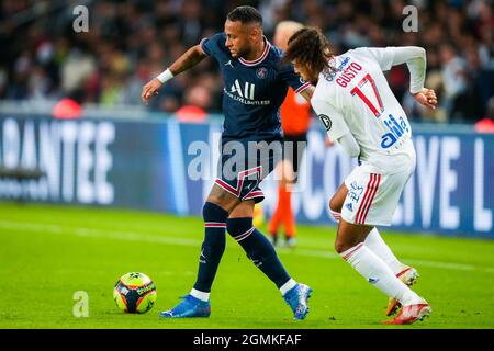 PARIJS, FRANCE - SEPTEMBRE 19: Neymar de Paris Saint-Germain et Malo Gusto de l'Olympique Lyon pendant la Ligue 1 match entre Paris Saint-Germain et Olympique Lyon au Parc des Princes le 19 septembre 2021 à Parijs, France (photo de Geert van Erven/Orange Pictures) Credit: Orange pics BV/Alay Live News Banque D'Images