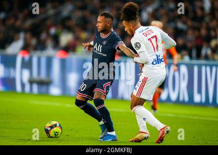 PARIJS, FRANCE - SEPTEMBRE 19: Neymar de Paris Saint-Germain et Malo Gusto de l'Olympique Lyon pendant la Ligue 1 match entre Paris Saint-Germain et Olympique Lyon au Parc des Princes le 19 septembre 2021 à Parijs, France (photo de Geert van Erven/Orange Pictures) Credit: Orange pics BV/Alay Live News Banque D'Images