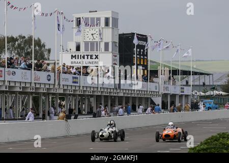 Goodwood Motor circuit 17 septembre 2021. #7 Duncan Rabagliati, 1959 Alexis-BMC HF1 et #117 Simon Goodliff, 1960 Nike-BMC Mk1, Chichester Cup, pendant la Goodwood Revival Goodwood, Chichester, Royaume-Uni Banque D'Images