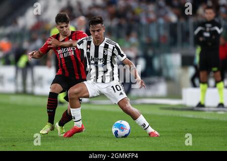 Turin, Italie. 19 septembre 2021. Paulo Dybala de Juventus FC et Brahim Diaz d'AC Milan se battent pour le ballon pendant la série Un match entre Juventus FC et AC Milan au stade Allianz le 19 septembre 2021 à Turin, Italie. Credit: Marco Canoniero / Alamy Live News Banque D'Images