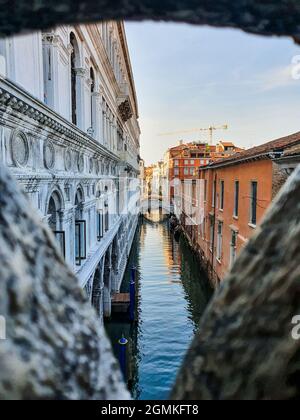 Vue depuis le pont de soupirs vers un canal paisible à Venise, Italie. Banque D'Images