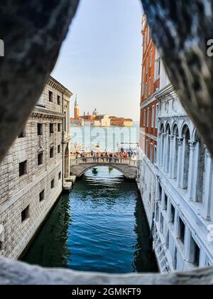 Vue depuis le pont de soupirs vers San Giorgio Maggiore à Venise, Italie. Banque D'Images