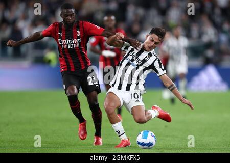 Turin, Italie. 19 septembre 2021. Fikayo Tomori de l'AC Milan et Paulo Dybala de Juventus FC bataille pour le ballon pendant la Serie Un match entre Juventus FC et AC Milan au stade Allianz le 19 septembre 2021 à Turin, Italie. Credit: Marco Canoniero / Alamy Live News Banque D'Images