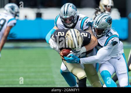 Charlotte, Caroline du Nord, États-Unis. 19 septembre 2021. Le quarterback des Saints de la Nouvelle-Orléans Jameis Winston (2) est mis à sac par Carolina Panthers défensif end Morgan Fox (91) et linebacker Haason Reddick (43) dans le deuxième trimestre de l'match de la NFL au stade Bank of America à Charlotte, en Caroline du Nord. (Scott Kinser/Cal Sport Media). Crédit : csm/Alay Live News Banque D'Images