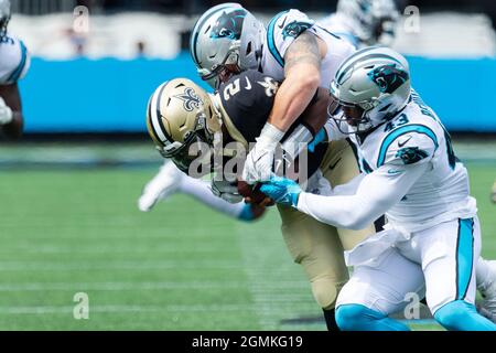 Charlotte, Caroline du Nord, États-Unis. 19 septembre 2021. Le quarterback des Saints de la Nouvelle-Orléans Jameis Winston (2) est mis à sac par Carolina Panthers défensif end Morgan Fox (91) et linebacker Haason Reddick (43) dans le deuxième trimestre de l'match de la NFL au stade Bank of America à Charlotte, en Caroline du Nord. (Scott Kinser/Cal Sport Media). Crédit : csm/Alay Live News Banque D'Images