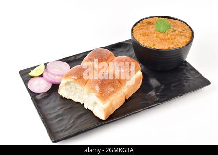 pav bhaji en platre noir isolé sur fond blanc, cuisine indienne épicée Banque D'Images