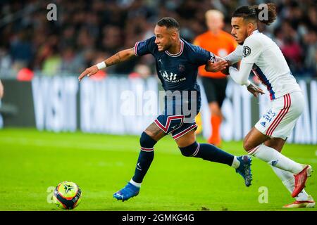 PARIJS, FRANCE - SEPTEMBRE 19: Neymar de Paris Saint-Germain et Malo Gusto de l'Olympique Lyon pendant la Ligue 1 match entre Paris Saint-Germain et Olympique Lyon au Parc des Princes le 19 septembre 2021 à Parijs, France (photo de Geert van Erven/Orange Pictures) Credit: Orange pics BV/Alay Live News Banque D'Images