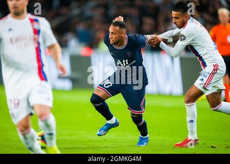 PARIJS, FRANCE - SEPTEMBRE 19: Neymar de Paris Saint-Germain et Malo Gusto de l'Olympique Lyon pendant la Ligue 1 match entre Paris Saint-Germain et Olympique Lyon au Parc des Princes le 19 septembre 2021 à Parijs, France (photo de Geert van Erven/Orange Pictures) Credit: Orange pics BV/Alay Live News Banque D'Images