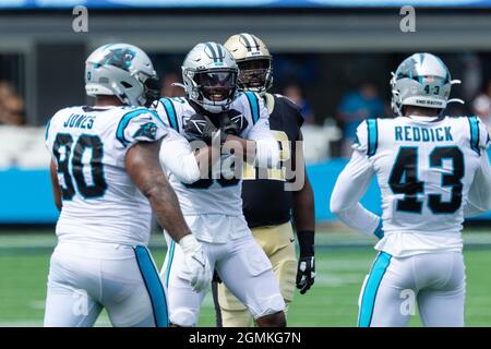 Charlotte, Caroline du Nord, États-Unis. 19 septembre 2021. Carolina Panthers défensive end Morgan Fox (91) célèbre son sac avec défensive end Brian Burns (53) dans le deuxième trimestre contre les New Orleans Saints dans le match NFL à Bank of America Stadium à Charlotte, NC. (Scott Kinser/Cal Sport Media). Crédit : csm/Alay Live News Banque D'Images