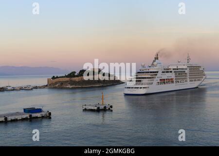 Le bateau de croisière Silversea Silver Spirit est en train de reculer dans un quai à la ville portuaire de Kusadasi, Turquie. Banque D'Images