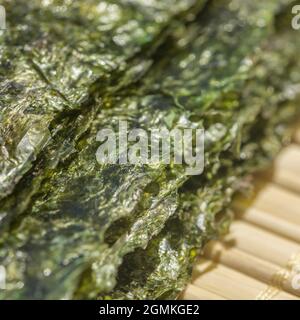 Gros plan des feuilles d'algues séchées comestibles Nori / Pyropia, utilisées comme ingrédients alimentaires pour la fabrication de sushis dans la cuisine japonaise et coréenne. Banque D'Images