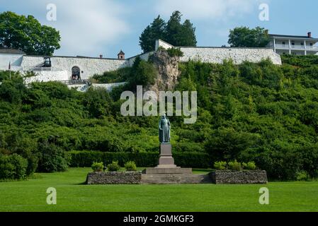 Mackinaw Island, MI - 14 juillet 2021 : statue de marquette sur Mackinaw Island, mi le 14 juillet 2021. Banque D'Images