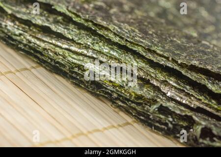 Gros plan des feuilles d'algues séchées comestibles Nori / Pyropia, utilisées comme ingrédients alimentaires pour la fabrication de sushis dans la cuisine japonaise et coréenne. Banque D'Images