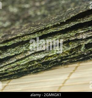 Gros plan des feuilles d'algues séchées comestibles Nori / Pyropia, utilisées comme ingrédients alimentaires pour la fabrication de sushis dans la cuisine japonaise et coréenne. Banque D'Images