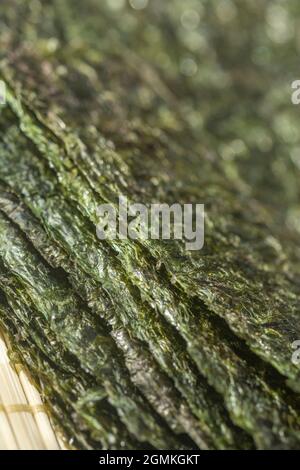 Gros plan des feuilles d'algues séchées comestibles Nori / Pyropia, utilisées comme ingrédients alimentaires pour la fabrication de sushis dans la cuisine japonaise et coréenne. Banque D'Images