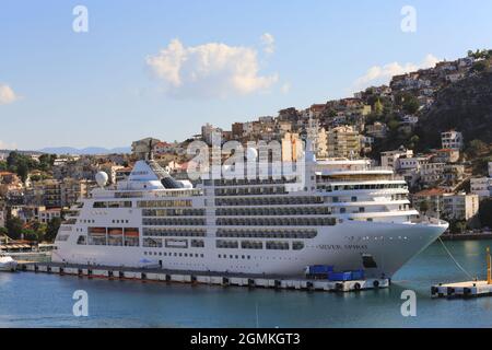 Le bateau de croisière Silversea Silver Spirit est amarré à la ville portuaire de Kusadasi, Turquie. Banque D'Images